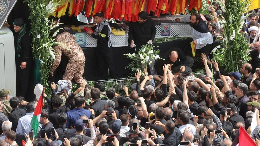 Warga Iran berkumpul untuk prosesi pemakaman pemimpin Hamas yang dibunuh, Ismail Haniyeh di Teheran, Iran, 1 Agustus 2024. (Majid Asgaripour/WANA (West Asia News Agency) via REUTERS)