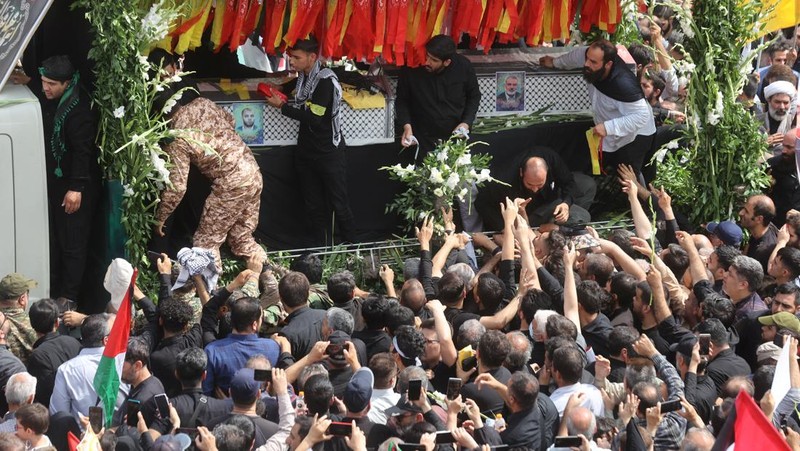Warga Iran berkumpul untuk prosesi pemakaman pemimpin Hamas yang dibunuh, Ismail Haniyeh di Teheran, Iran, 1 Agustus 2024. (Majid Asgaripour/WANA (West Asia News Agency) via REUTERS)