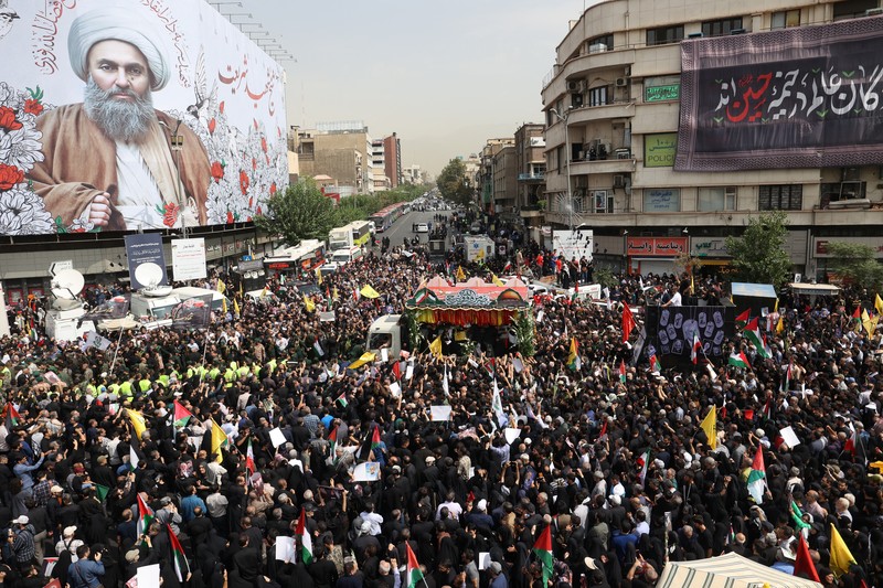 Warga Iran berkumpul untuk prosesi pemakaman pemimpin Hamas yang dibunuh, Ismail Haniyeh di Teheran, Iran, 1 Agustus 2024. (Majid Asgaripour/WANA (West Asia News Agency) via REUTERS)