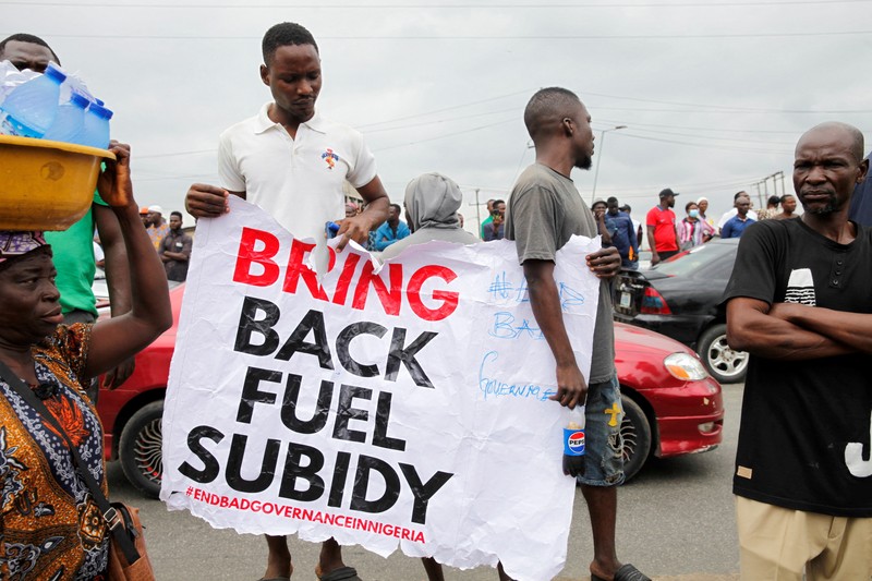 Warga Nigeria memulai protes terhadap kesulitan ekonomi. (REUTERS/Marvellous Durowaiye)