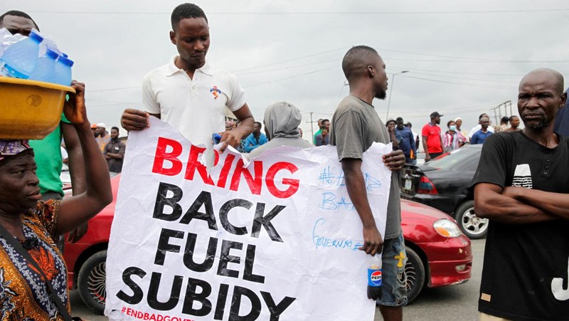 Warga Nigeria memulai protes terhadap kesulitan ekonomi. (REUTERS/Marvellous Durowaiye)