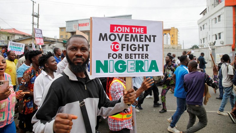 Warga Nigeria memulai protes terhadap kesulitan ekonomi. (REUTERS/Marvellous Durowaiye)