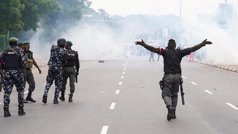 Warga Nigeria memulai protes terhadap kesulitan ekonomi. (REUTERS/Marvellous Durowaiye)