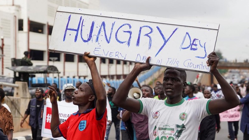 Warga Nigeria memulai protes terhadap kesulitan ekonomi. (REUTERS/Marvellous Durowaiye)
