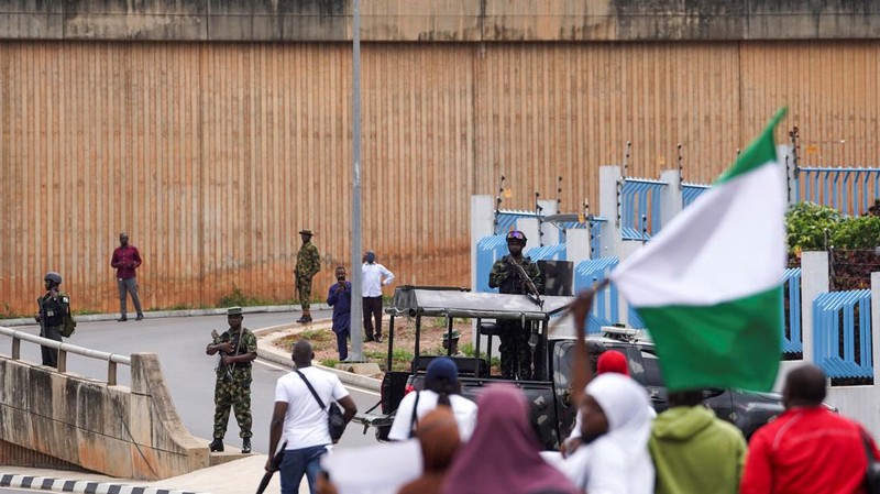 Warga Nigeria memulai protes terhadap kesulitan ekonomi. (REUTERS/Marvellous Durowaiye)