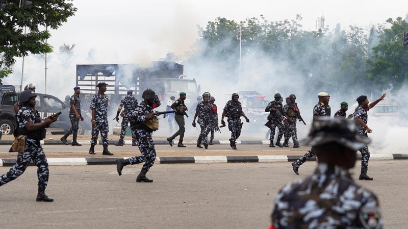 Warga Nigeria memulai protes terhadap kesulitan ekonomi. (REUTERS/Marvellous Durowaiye)