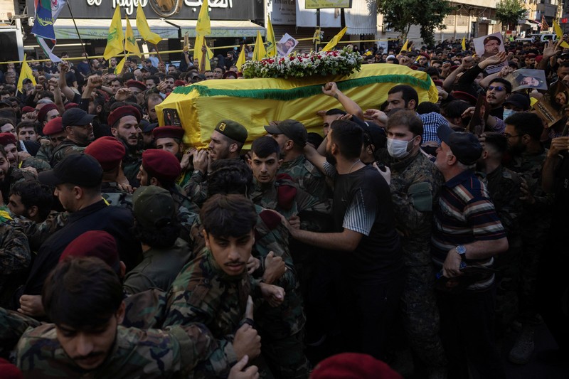 Anggota Hizbullah membawa peti jenazah Fuad Shukr, seorang komandan senior Hizbullah yang tewas akibat serangan Israel pada hari Selasa, selama pemakamannya di pinggiran selatan Beirut, Lebanon, 1 Agustus 2024. (REUTERS/Alkis Konstantinidis)