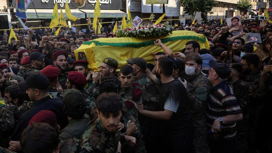 Anggota Hizbullah membawa peti jenazah Fuad Shukr, seorang komandan senior Hizbullah yang tewas akibat serangan Israel pada hari Selasa, selama pemakamannya di pinggiran selatan Beirut, Lebanon, 1 Agustus 2024. (REUTERS/Alkis Konstantinidis)