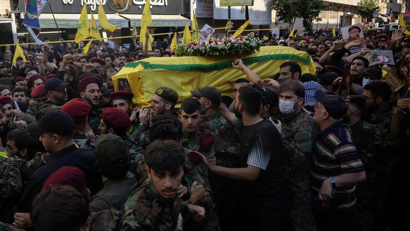 Anggota Hizbullah membawa peti jenazah Fuad Shukr, seorang komandan senior Hizbullah yang tewas akibat serangan Israel pada hari Selasa, selama pemakamannya di pinggiran selatan Beirut, Lebanon, 1 Agustus 2024. (REUTERS/Alkis Konstantinidis)