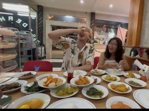 Cinta Kuya Tantang Pacar Bule Makan Nasi Padang Pakai Tangan