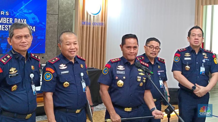 Direktur Jenderal Pengawasan Sumberdaya Kelautan dan Perikanan (PSDKP) Pung Nugroho Saksono (tengah) saat konferensi pers tentang kinerja Semester I tahun 2024 di Jakarta, Jumat (2/8/2024). (CNBC Indonesia/Martysari RIzky)
