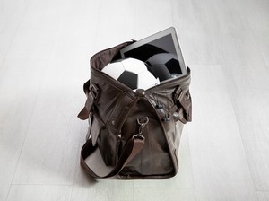 Jangan Sembarangan, Ini 7 Bahan Tas Selempang Pria Sesuai Kebutuhan