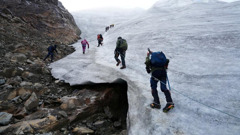 Gletser Iver yang berada di dekat puncak Gunung El Polmo, Pegunungan Andes, Chile mencair. (REUTERS/Angela Ponce)