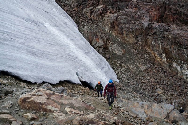 Gletser Iver yang berada di dekat puncak Gunung El Polmo, Pegunungan Andes, Chile mencair. (REUTERS/Angela Ponce)