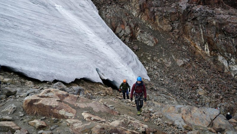 Gletser Iver yang berada di dekat puncak Gunung El Polmo, Pegunungan Andes, Chile mencair. (REUTERS/Angela Ponce)
