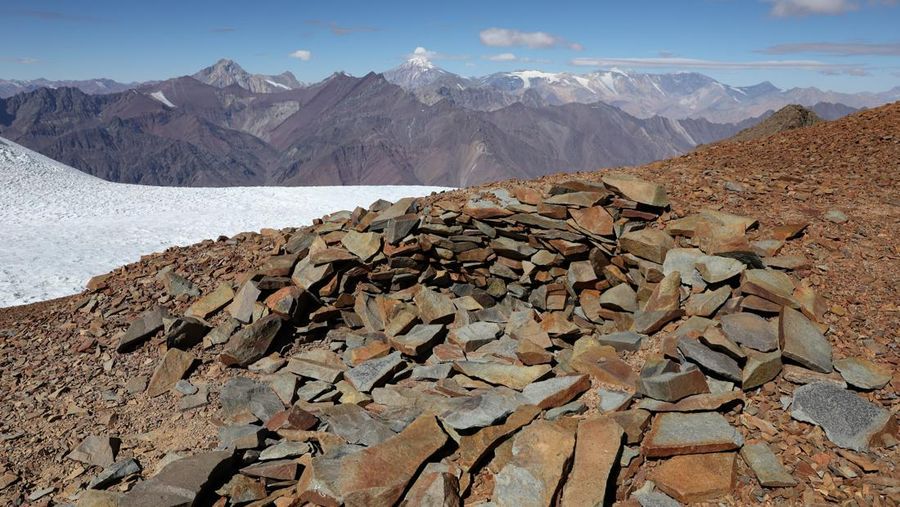 Gletser Iver yang berada di dekat puncak Gunung El Polmo, Pegunungan Andes, Chile mencair. (REUTERS/Ivan Alvarado)