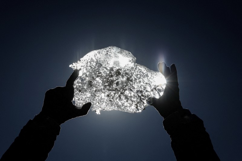 Gletser Iver yang berada di dekat puncak Gunung El Polmo, Pegunungan Andes, Chile mencair. (REUTERS/Angela Ponce)