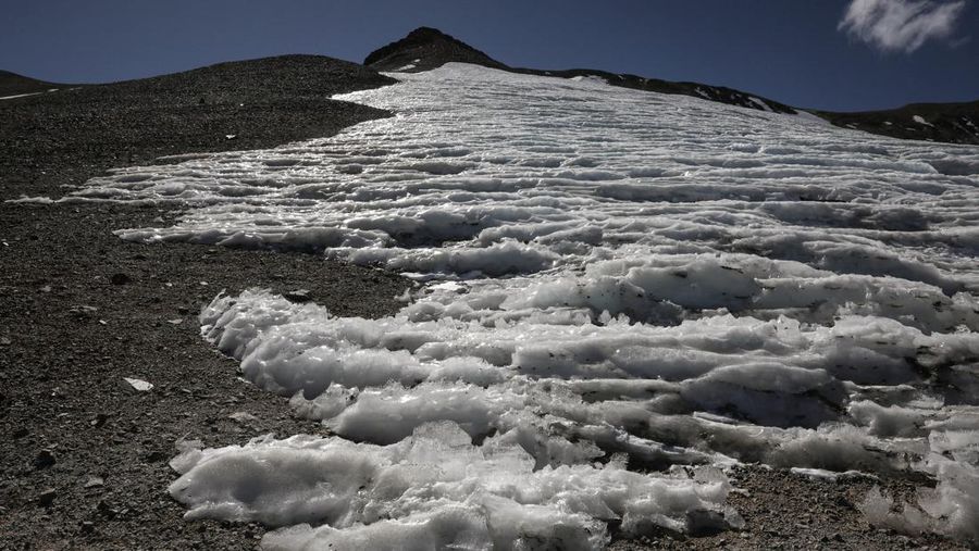 Gletser Iver yang berada di dekat puncak Gunung El Polmo, Pegunungan Andes, Chile mencair. (REUTERS/Ivan Alvarado)