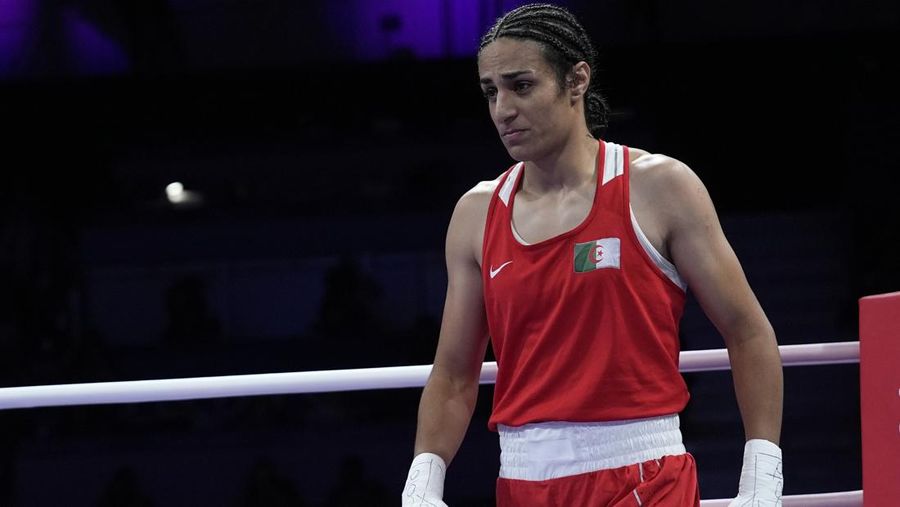 Imane Khelif dari Aljazair, bereaksi setelah mengalahkan Angela Carini dari Italia dalam pertandingan tinju pendahuluan wanita 66kg di Olimpiade Musim Panas 2024, Kamis, 1 Agustus 2024, di Paris, Prancis. (AP Photo/John Locher)