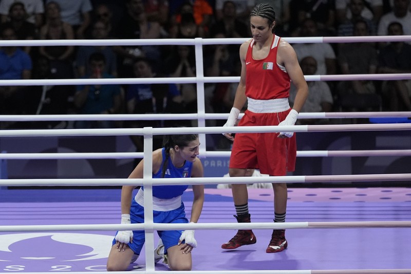 Imane Khelif dari Aljazair, bereaksi setelah mengalahkan Angela Carini dari Italia dalam pertandingan tinju pendahuluan wanita 66kg di Olimpiade Musim Panas 2024, Kamis, 1 Agustus 2024, di Paris, Prancis. Imane Khelif dari Aljazair, bereaksi setelah mengalahkan Angela Carini dari Italia dalam pertandingan tinju pendahuluan wanita 66kg di Olimpiade Musim Panas 2024, Kamis, 1 Agustus 2024, di Paris, Prancis. (AP Photo/John Locher)