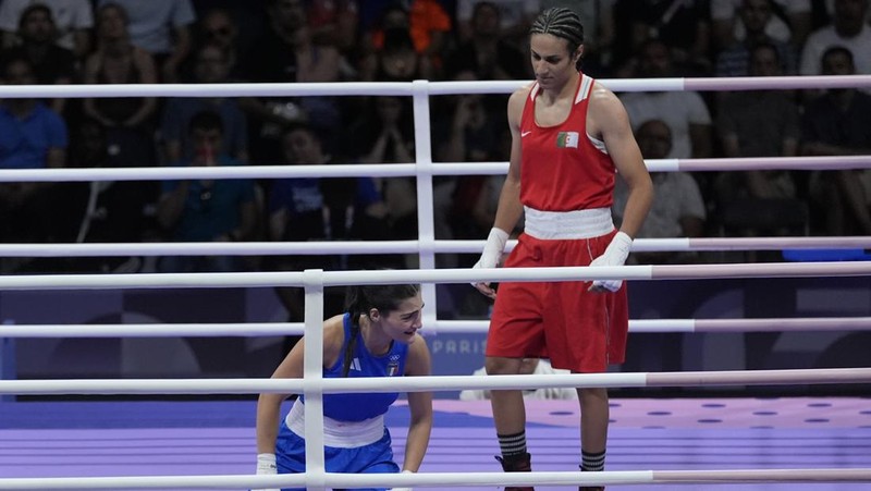 Imane Khelif dari Aljazair, bereaksi setelah mengalahkan Angela Carini dari Italia dalam pertandingan tinju pendahuluan wanita 66kg di Olimpiade Musim Panas 2024, Kamis, 1 Agustus 2024, di Paris, Prancis. (AP Photo/John Locher)