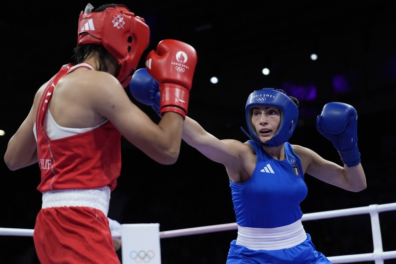 Imane Khelif dari Aljazair, bereaksi setelah mengalahkan Angela Carini dari Italia dalam pertandingan tinju pendahuluan wanita 66kg di Olimpiade Musim Panas 2024, Kamis, 1 Agustus 2024, di Paris, Prancis. Imane Khelif dari Aljazair, bereaksi setelah mengalahkan Angela Carini dari Italia dalam pertandingan tinju pendahuluan wanita 66kg di Olimpiade Musim Panas 2024, Kamis, 1 Agustus 2024, di Paris, Prancis. (AP Photo/John Locher)