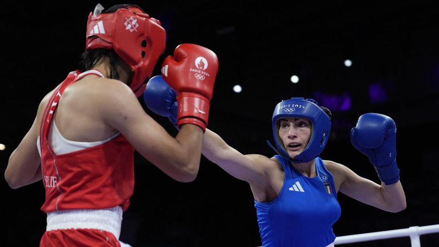 Imane Khelif dari Aljazair, bereaksi setelah mengalahkan Angela Carini dari Italia dalam pertandingan tinju pendahuluan wanita 66kg di Olimpiade Musim Panas 2024, Kamis, 1 Agustus 2024, di Paris, Prancis. (AP Photo/John Locher)