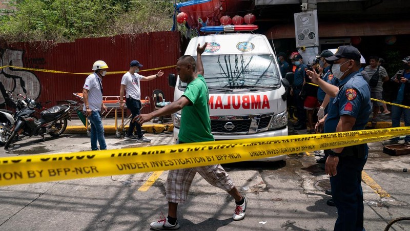kebakaran pada salah satu gedung hunian dan komersial di kawasan Chinatown, Manila, FIlipina, Jumat (2/8/2024). (REUTERS/Lisa Marie David)