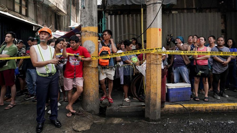 kebakaran pada salah satu gedung hunian dan komersial di kawasan Chinatown, Manila, FIlipina, Jumat (2/8/2024). (REUTERS/Lisa Marie David)