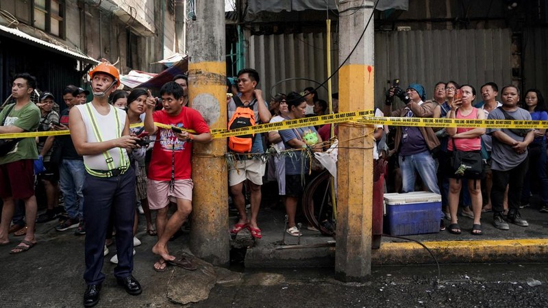kebakaran pada salah satu gedung hunian dan komersial di kawasan Chinatown, Manila, FIlipina, Jumat (2/8/2024). (REUTERS/Lisa Marie David)