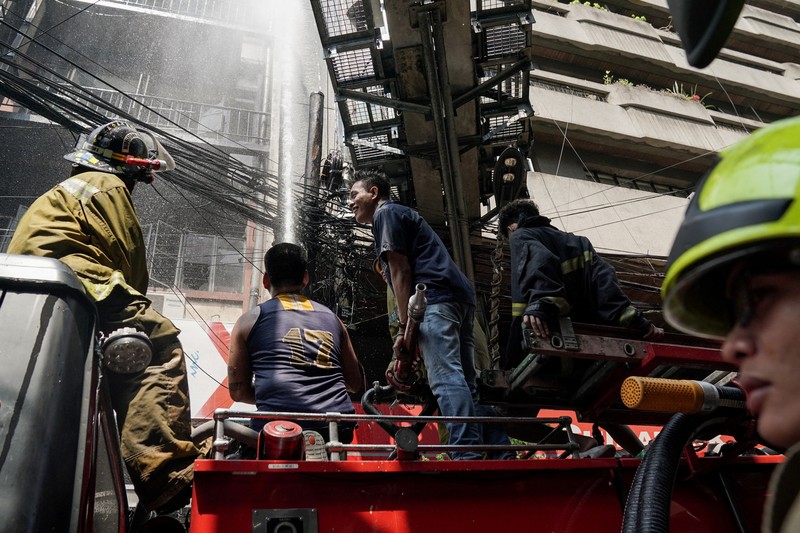 kebakaran pada salah satu gedung hunian dan komersial di kawasan Chinatown, Manila, FIlipina, Jumat (2/8/2024). (REUTERS/Lisa Marie David) kebakaran pada salah satu gedung hunian dan komersial di kawasan Chinatown, Manila, FIlipina, Jumat (2/8/2024). (REUTERS/Lisa Marie David)