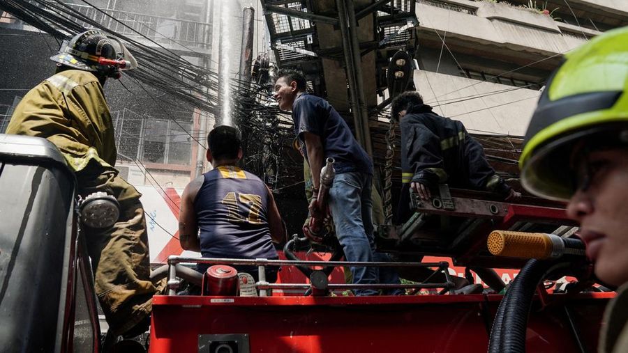 kebakaran pada salah satu gedung hunian dan komersial di kawasan Chinatown, Manila, FIlipina, Jumat (2/8/2024). (REUTERS/Lisa Marie David)