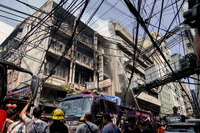 kebakaran pada salah satu gedung hunian dan komersial di kawasan Chinatown, Manila, FIlipina, Jumat (2/8/2024). (REUTERS/Lisa Marie David) kebakaran pada salah satu gedung hunian dan komersial di kawasan Chinatown, Manila, FIlipina, Jumat (2/8/2024). (REUTERS/Lisa Marie David)