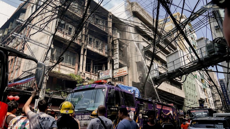kebakaran pada salah satu gedung hunian dan komersial di kawasan Chinatown, Manila, FIlipina, Jumat (2/8/2024). (REUTERS/Lisa Marie David)