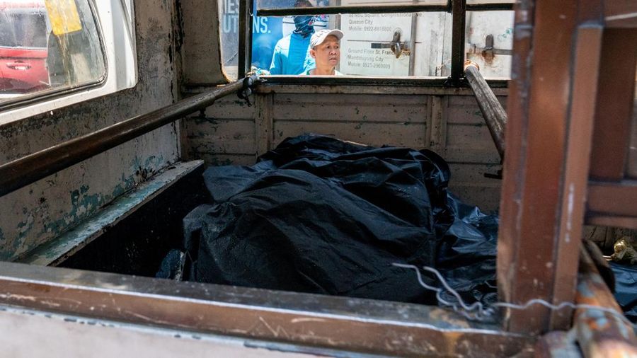 kebakaran pada salah satu gedung hunian dan komersial di kawasan Chinatown, Manila, FIlipina, Jumat (2/8/2024). (REUTERS/Lisa Marie David)