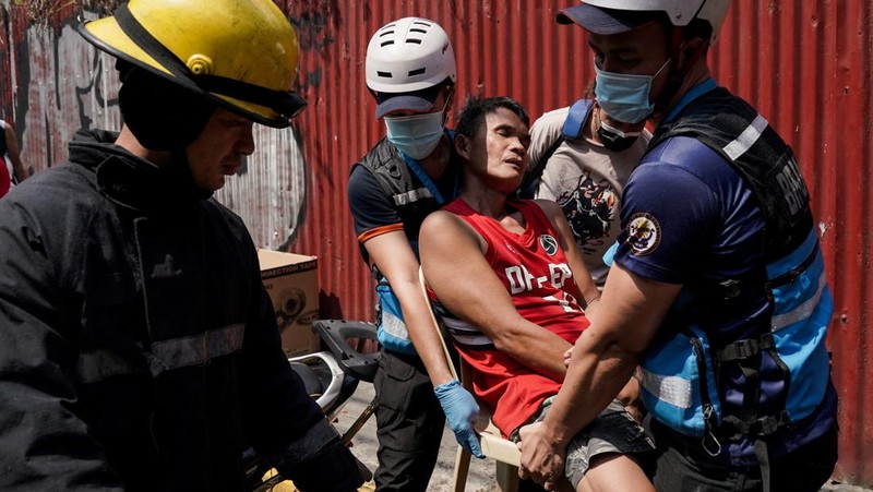 kebakaran pada salah satu gedung hunian dan komersial di kawasan Chinatown, Manila, FIlipina, Jumat (2/8/2024). (REUTERS/Lisa Marie David)