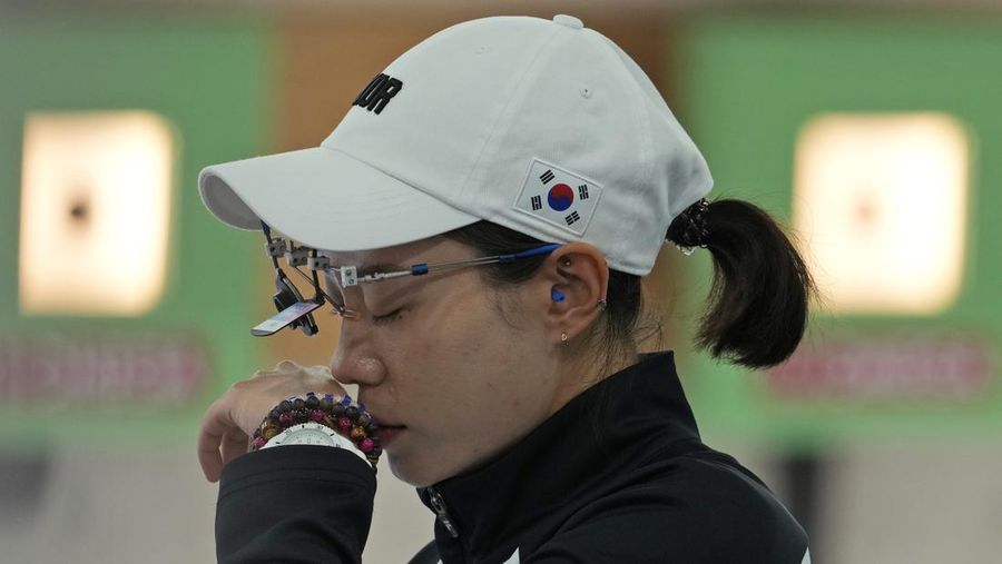 Kim Yeji dari Korea Selatan mencium gelangnya sebelum membidik selama Latihan Pra-acara Pistol Udara Wanita 10m di Olimpiade Musim Panas 2024, Jumat, 26 Juli 2024, di Chateauroux, Prancis. (AP Photo/Manish Swarup)