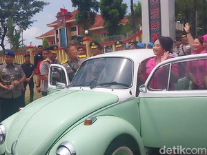 Komjen Agung Naik Mobil VW Beetle Tinggalkan Polda Sumut