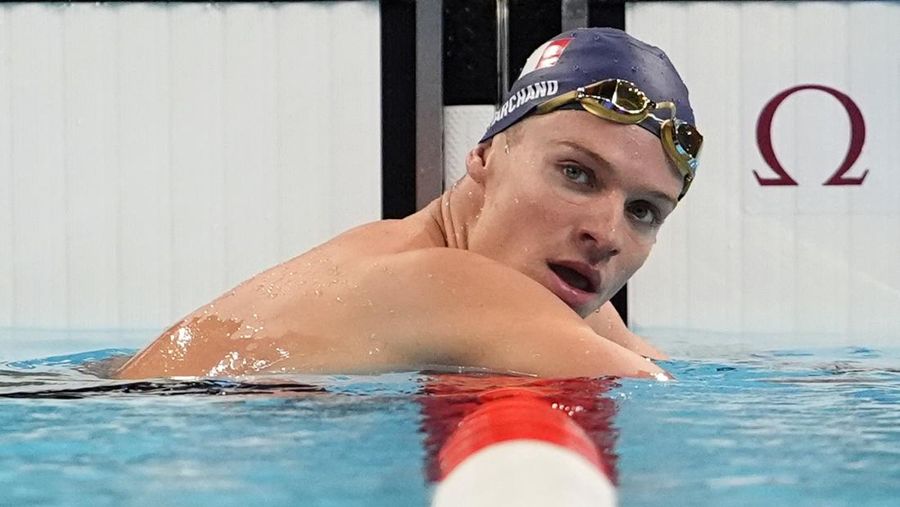 Leon Marchand, asal Prancis, bereaksi setelah semifinal gaya ganti individu 200 meter putra di Olimpiade Musim Panas 2024, Kamis, 1 Agustus 2024, di Nanterre, Prancis. (AP Photo/Matthias Schrader)