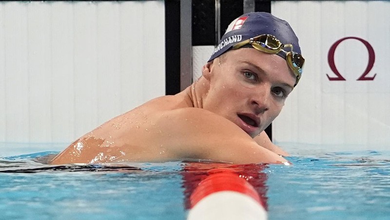 Peraih medali emas Leon Marchand bereaksi saat berdiri di podium pemenang setelah final gaya dada 200 meter putra di Olimpiade Musim Panas 2024, Rabu, 31 Juli 2024, di Nanterre, Prancis. (AP Photo/Matthias Schrader)