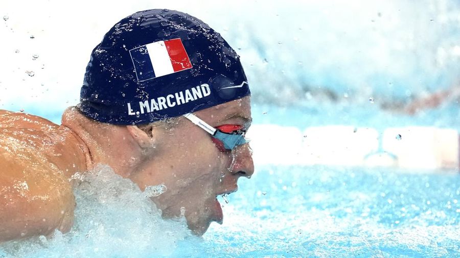 Peraih medali emas Leon Marchand bereaksi saat berdiri di podium pemenang setelah final gaya dada 200 meter putra di Olimpiade Musim Panas 2024, Rabu, 31 Juli 2024, di Nanterre, Prancis. (AP Photo/Matthias Schrader)