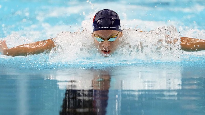 Peraih medali emas Leon Marchand bereaksi saat berdiri di podium pemenang setelah final gaya dada 200 meter putra di Olimpiade Musim Panas 2024, Rabu, 31 Juli 2024, di Nanterre, Prancis. (AP Photo/Matthias Schrader)