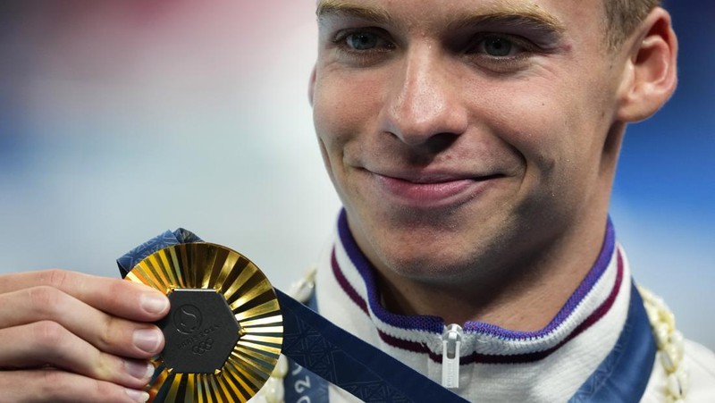 Peraih medali emas Leon Marchand bereaksi saat berdiri di podium pemenang setelah final gaya dada 200 meter putra di Olimpiade Musim Panas 2024, Rabu, 31 Juli 2024, di Nanterre, Prancis. (AP Photo/Matthias Schrader)