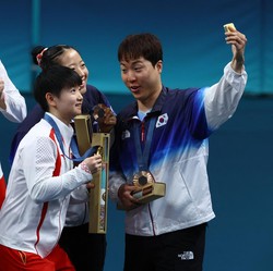 Viral Olimpiade Paris 2024, Ada Selfie Atlet Korsel-Korut Satu Podium