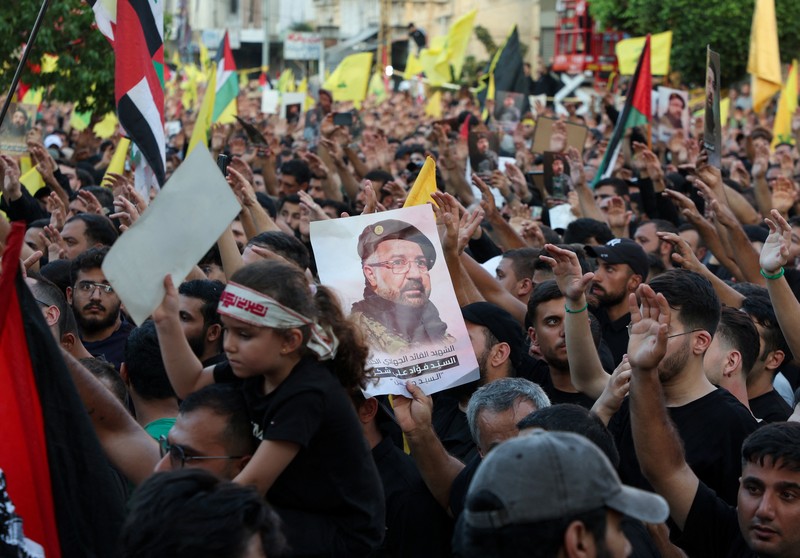 Anggota Hizbullah membawa peti jenazah Fuad Shukr, seorang komandan senior Hizbullah yang tewas akibat serangan Israel pada hari Selasa, selama pemakamannya di pinggiran selatan Beirut, Lebanon, 1 Agustus 2024. Anggota Hizbullah membawa peti jenazah Fuad Shukr, seorang komandan senior Hizbullah yang tewas akibat serangan Israel pada hari Selasa, selama pemakamannya di pinggiran selatan Beirut, Lebanon, 1 Agustus 2024. (REUTERS/Alkis Konstantinidis)