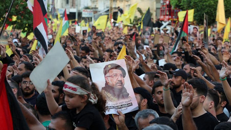 Anggota Hizbullah membawa peti jenazah Fuad Shukr, seorang komandan senior Hizbullah yang tewas akibat serangan Israel pada hari Selasa, selama pemakamannya di pinggiran selatan Beirut, Lebanon, 1 Agustus 2024. (REUTERS/Alkis Konstantinidis)
