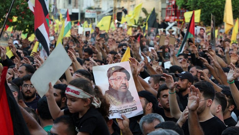 Anggota Hizbullah membawa peti jenazah Fuad Shukr, seorang komandan senior Hizbullah yang tewas akibat serangan Israel pada hari Selasa, selama pemakamannya di pinggiran selatan Beirut, Lebanon, 1 Agustus 2024. (REUTERS/Alkis Konstantinidis)