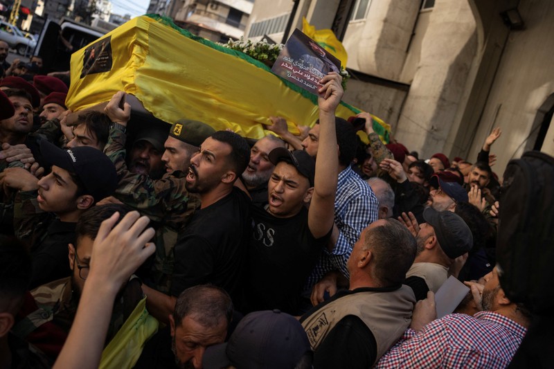 Anggota Hizbullah membawa peti jenazah Fuad Shukr, seorang komandan senior Hizbullah yang tewas akibat serangan Israel pada hari Selasa, selama pemakamannya di pinggiran selatan Beirut, Lebanon, 1 Agustus 2024. Anggota Hizbullah membawa peti jenazah Fuad Shukr, seorang komandan senior Hizbullah yang tewas akibat serangan Israel pada hari Selasa, selama pemakamannya di pinggiran selatan Beirut, Lebanon, 1 Agustus 2024. (REUTERS/Alkis Konstantinidis)