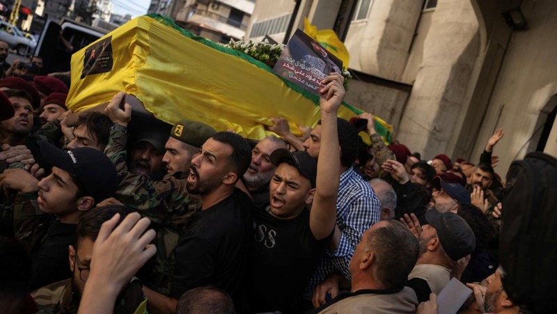 Anggota Hizbullah membawa peti jenazah Fuad Shukr, seorang komandan senior Hizbullah yang tewas akibat serangan Israel pada hari Selasa, selama pemakamannya di pinggiran selatan Beirut, Lebanon, 1 Agustus 2024. (REUTERS/Alkis Konstantinidis)