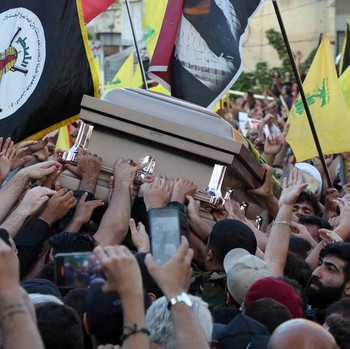 Dibunuh Israel, Lautan Pelayat Berebut Angkat Peti Komandan Hizbullah